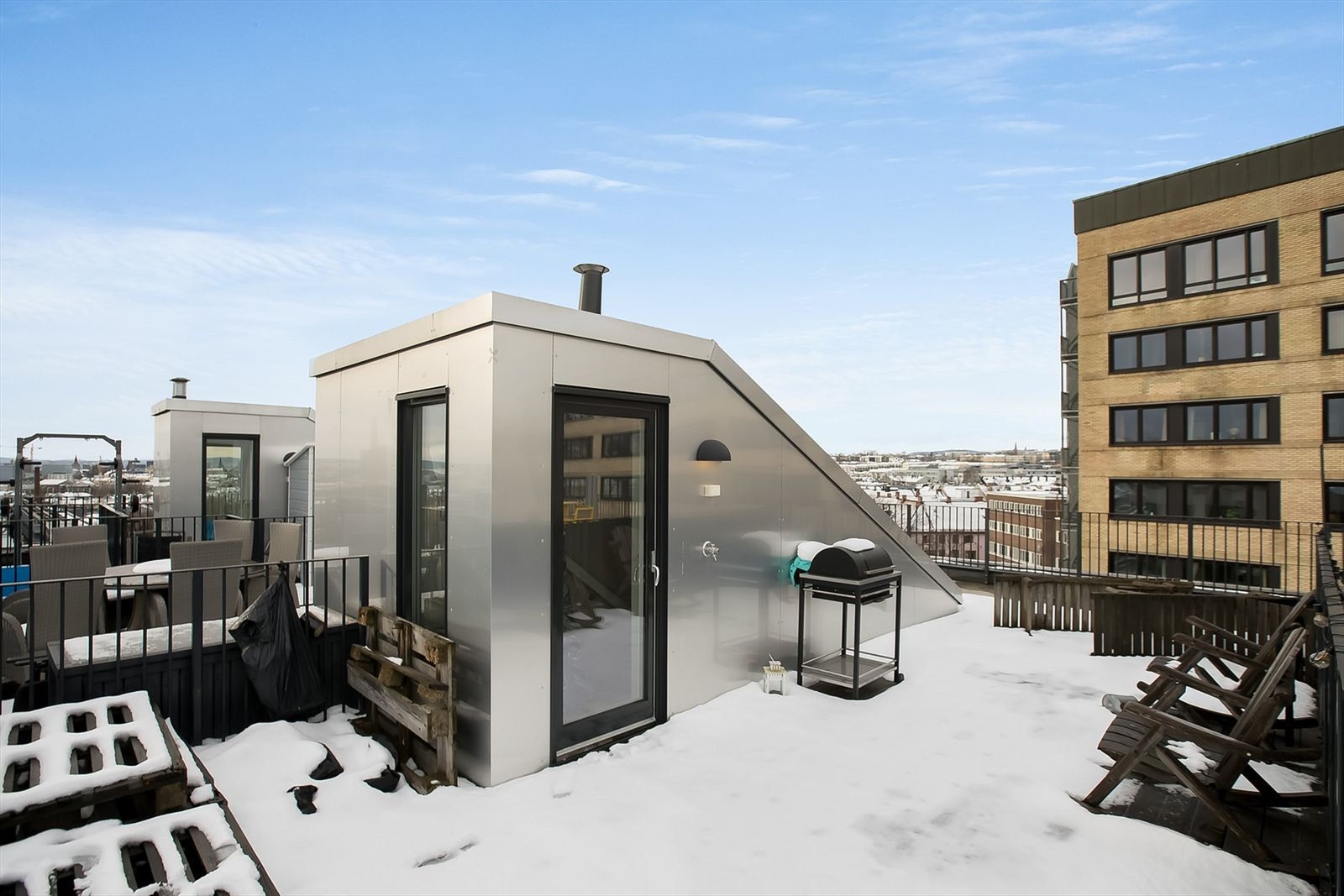 Leilighetens tredje etasje er en privat takterrasse. Terrassen er av god størrelse og er perfekt til varme sommerdager. Galleribilde