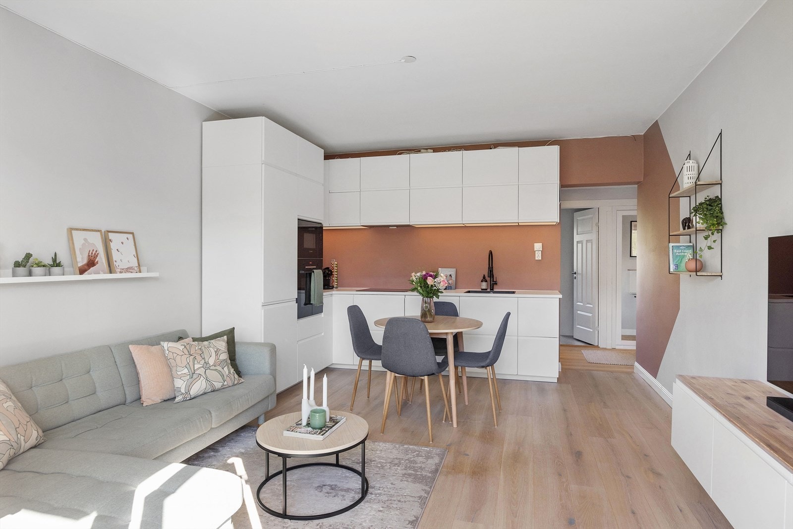 Leiligheten ble oppgradert i 2020/2021 med hardvoks parkett, som gir et stilrent og moderne preg til hele boligen. Galleribilde