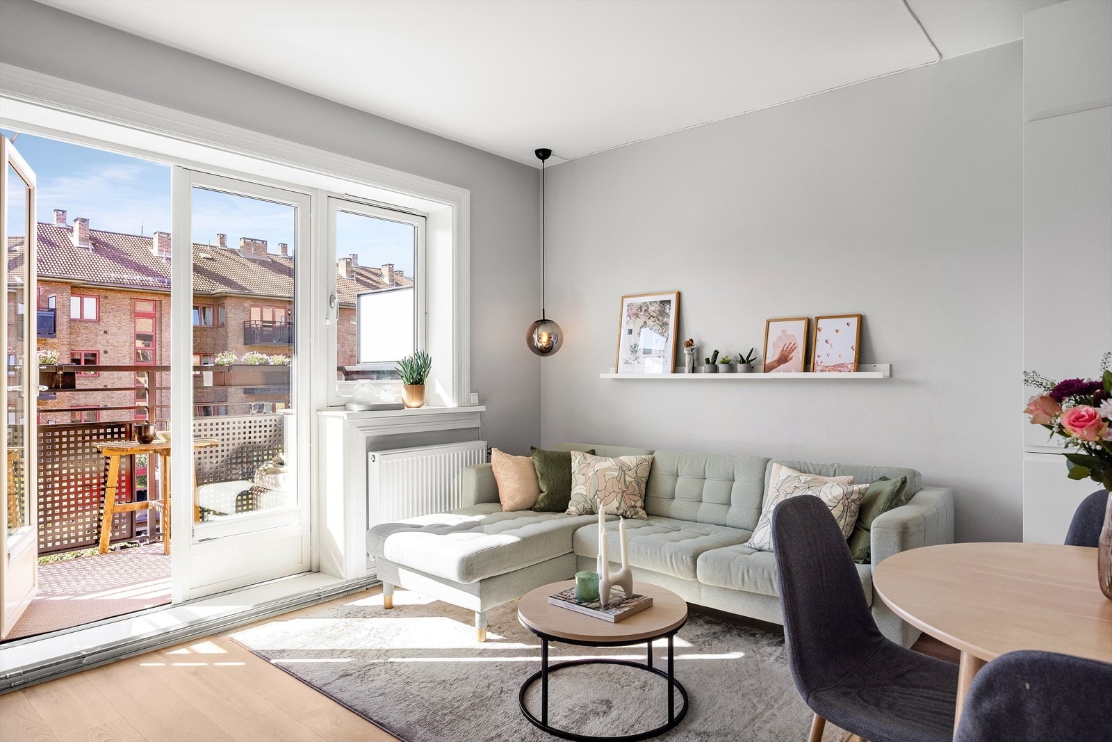 Den lyse og luftige stuen har store vindusflater som slipper inn rikelig med naturlig lys. Galleribilde