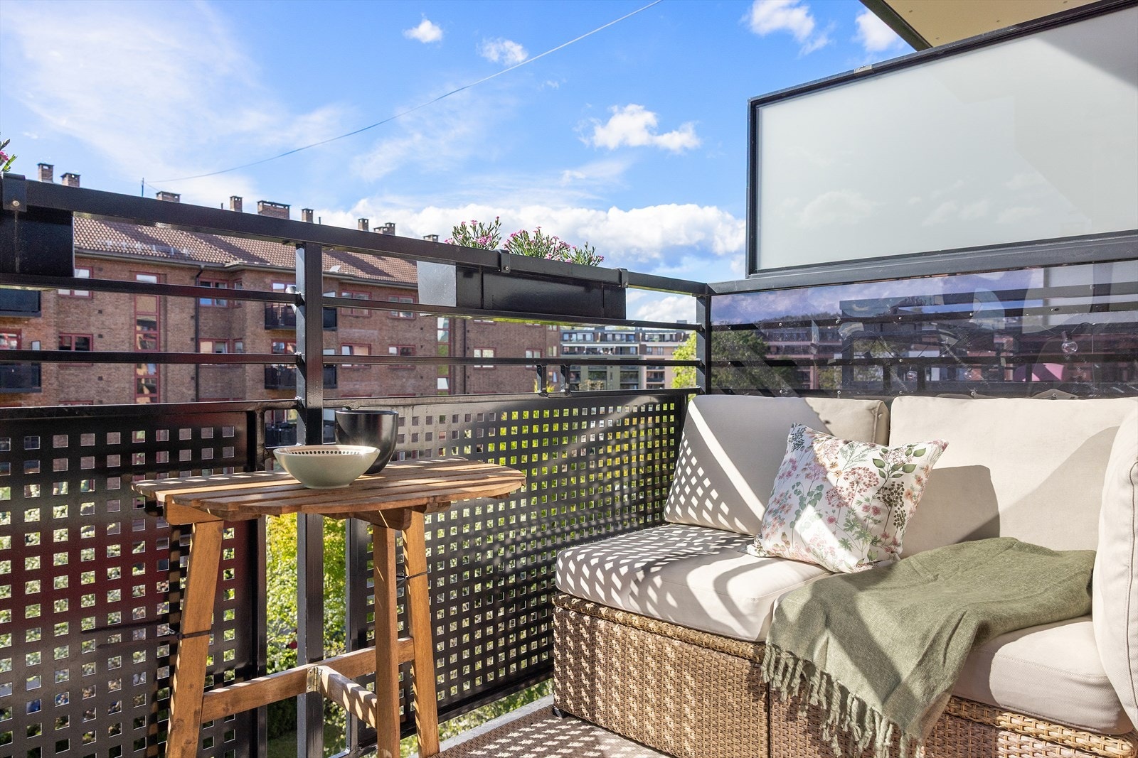 I vår- og sommerhalvåret blir balkongen en naturlig forlengelse av stuen, perfekt for hyggelige stunder med familie og venner. Galleribilde