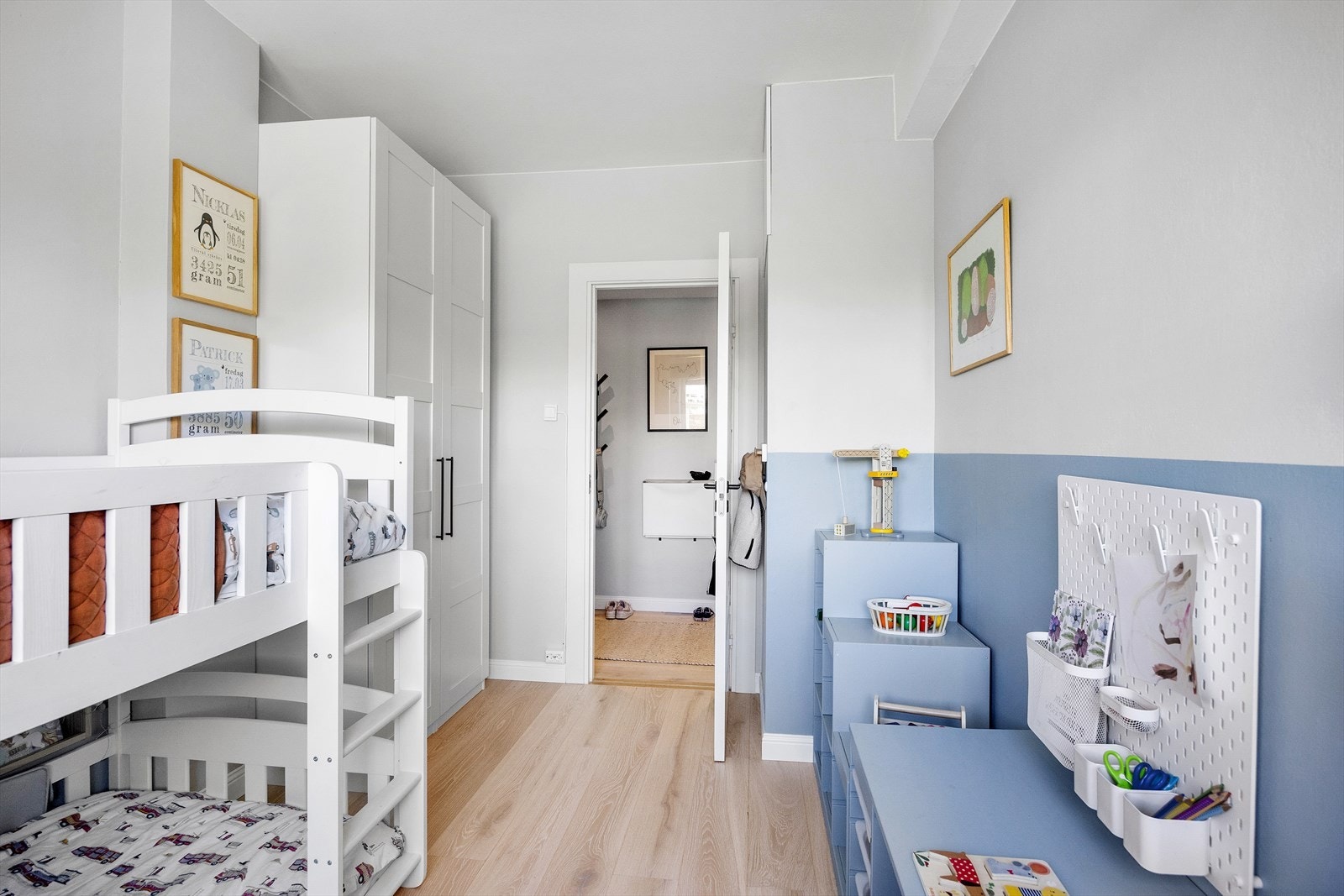 Soverommet vender mot rolige fellesarealer, og rommet er perfekt som både barnerom, gjesterom, "walk in closet", bod eller fungerer utmerket som et kontor. Galleribilde