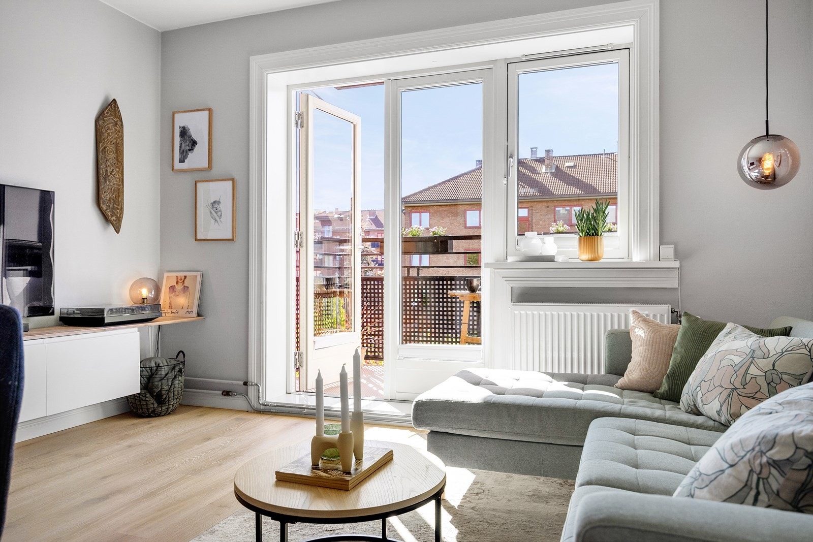 Stuen har god plass til sofagruppe og spisebord, med fleksible møbleringsmuligheter Galleribilde