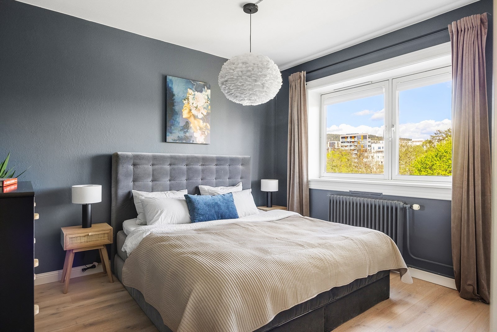 Romslig hovedsoverom med stor garderobeløsning. God plass til dobbeltseng og nattbord. Galleribilde