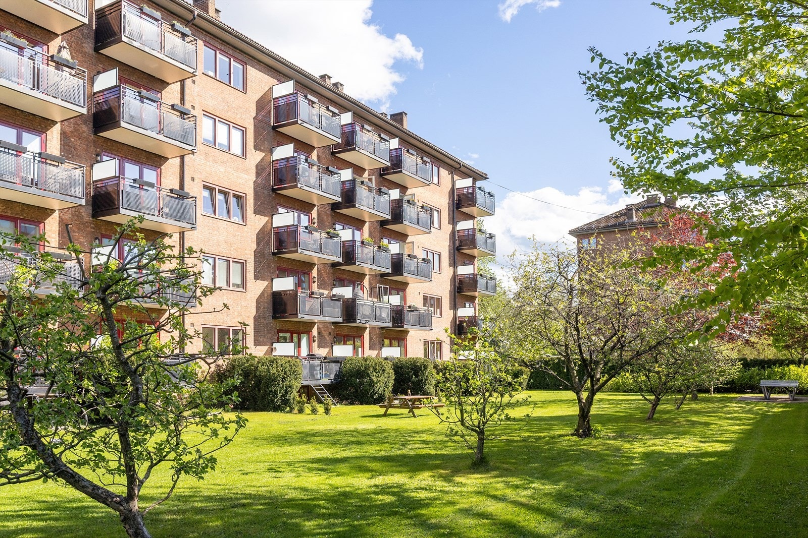 Borettslaget har 162 parkeringsplasser, hvorav 9 er gjesteplasser tilgjengelige mot betaling på automat. Galleribilde