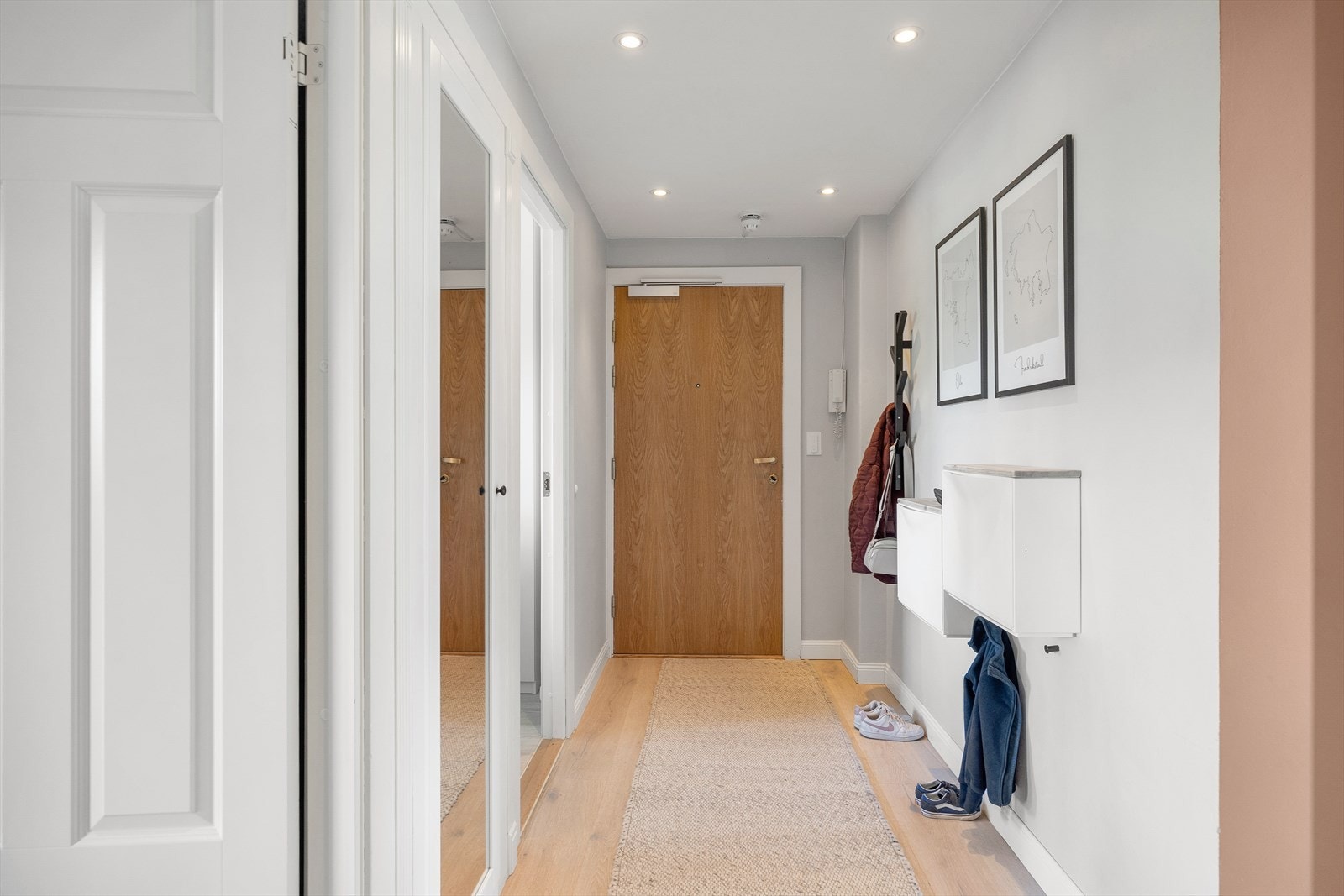 Velkommen inn! Leiligheten har en innbydende entré som skaper et umiddelbart godt førsteinntrykk. Her kan du enkelt henge i fra deg yttertøy. Galleribilde