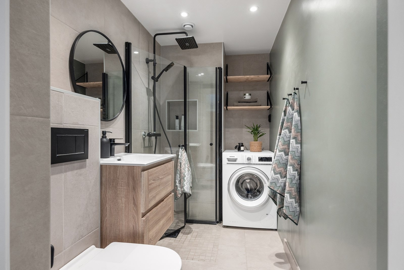 Delikat bad med flislagte vegger og gulv med varmekabler som gir en behagelig temperatur. Badet ble modernisert i 2020/2021 og holder en god standard. Galleribilde