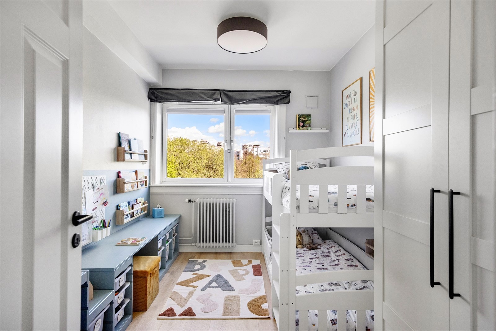 Soverom nummer to vender mot bakgården og har plass til seng, kontorpult og nattbord. Galleribilde