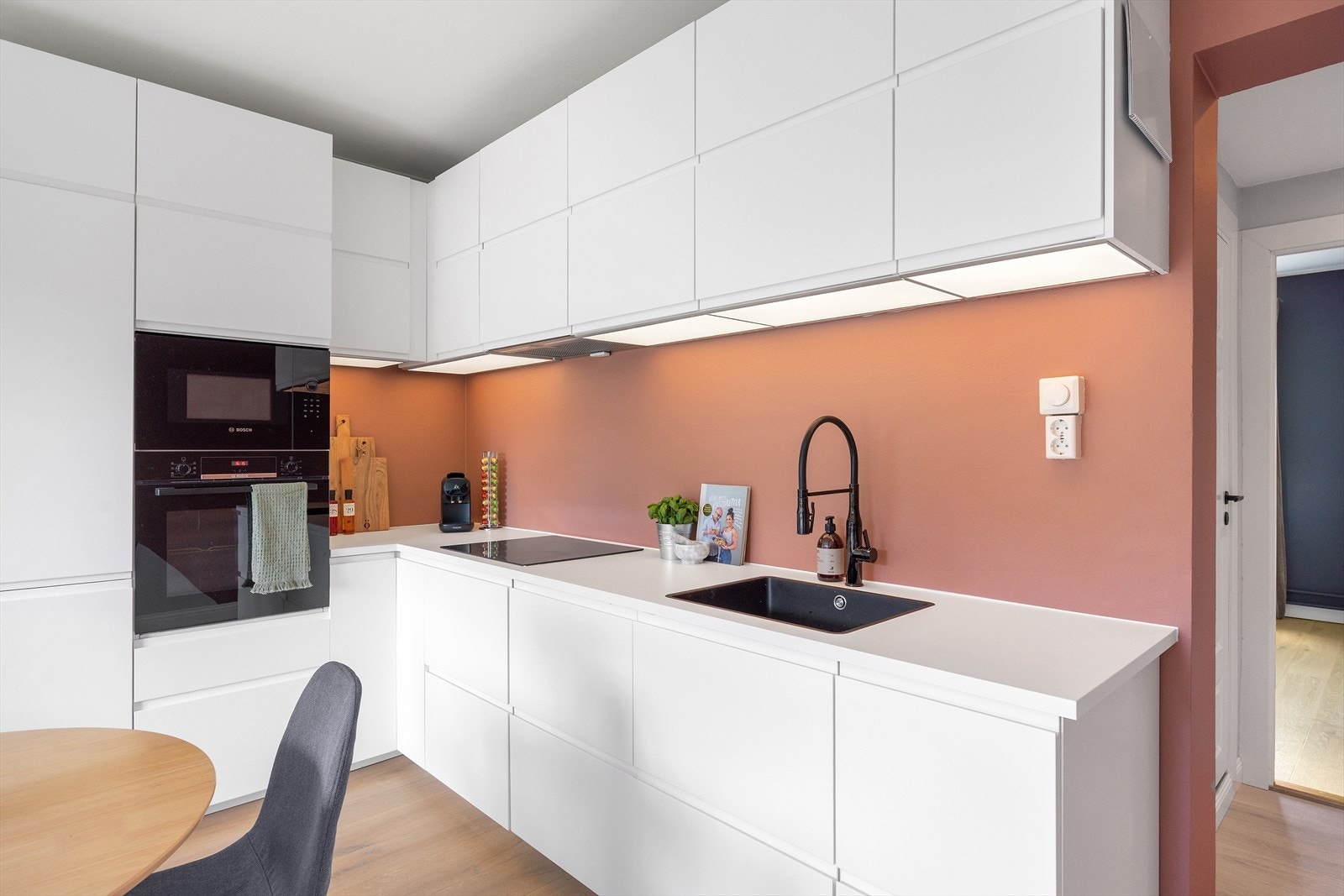 Benkeplaten er av laminat med en nedfelt vaskekum og belysning over benkeplaten. Videre er det hvitevarer med platetopp, stekeovn og oppvaskmaskin, og kjøle/-fryseskap. Galleribilde