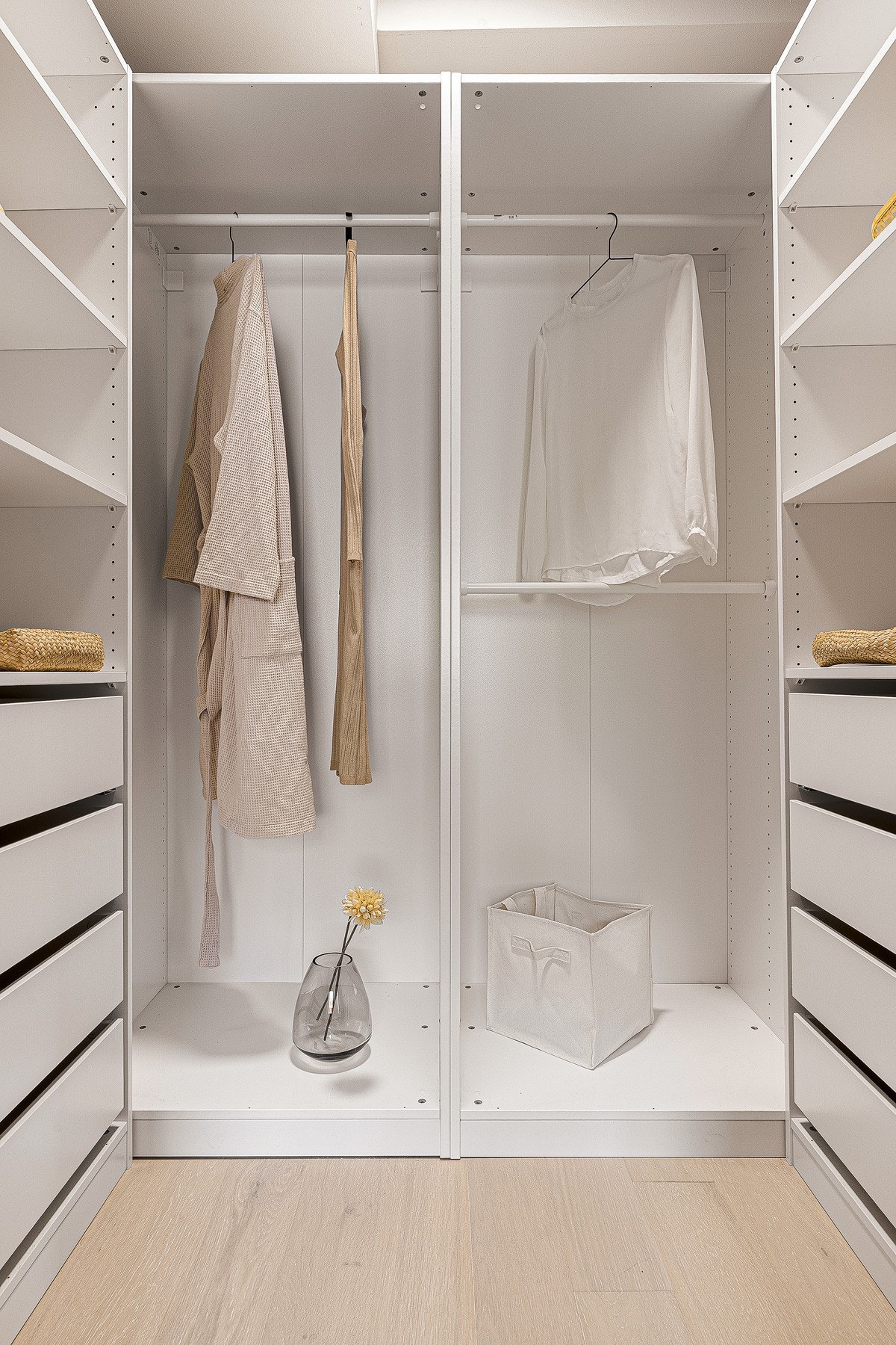 Garderobe medfølger handelen Galleribilde