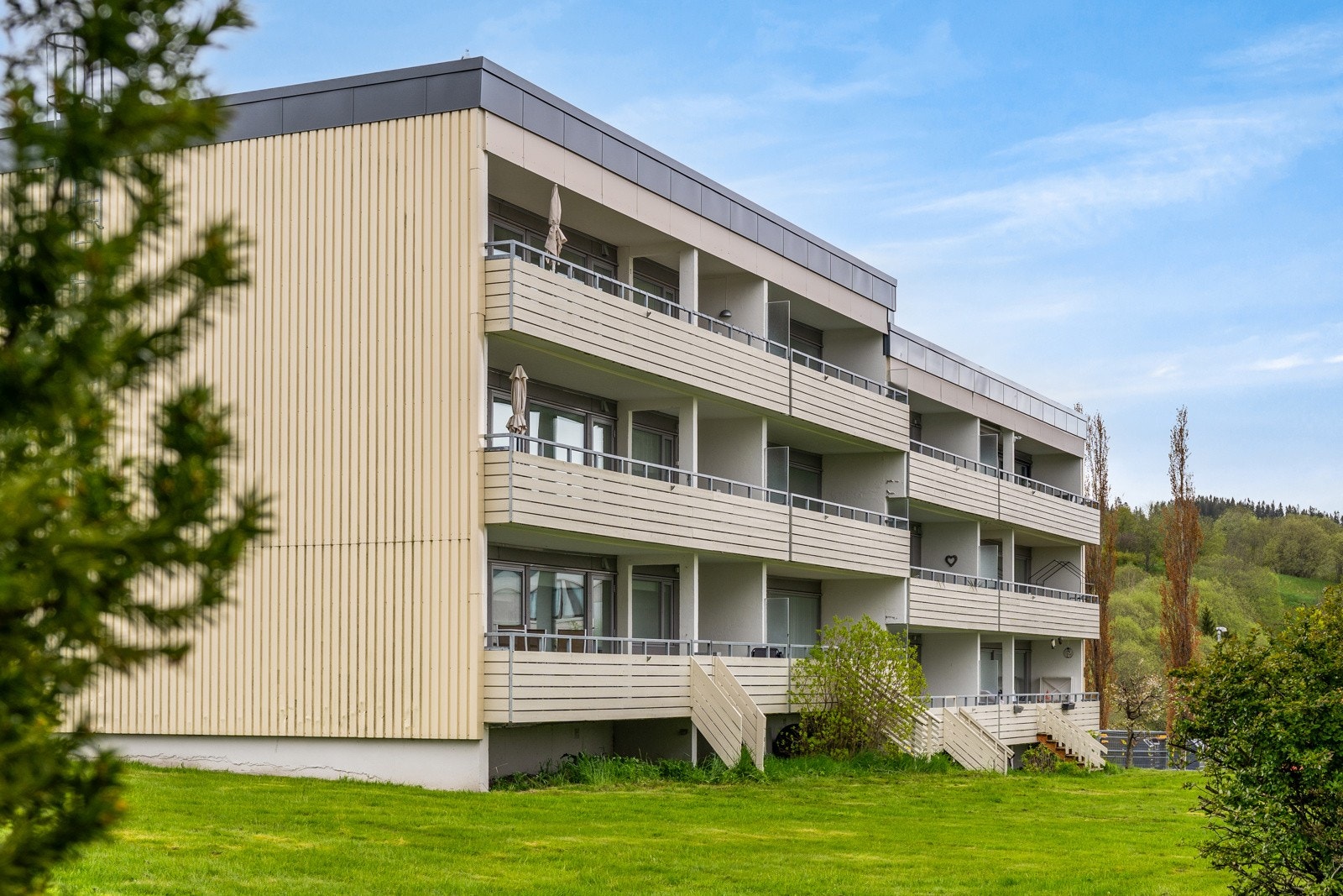 Leiligheten er en del av Vestlia Borettslag, og har en solvendt beliggenhet i byggets tredje etasje. Galleribilde