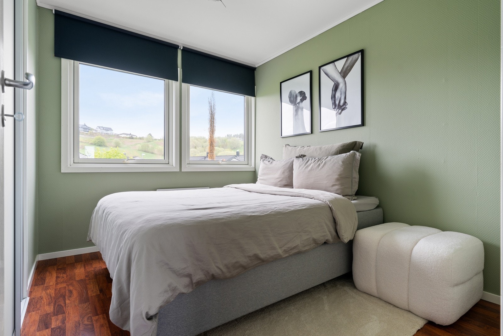 Soverom på 9 kvm med god plass til stor seng og tilhørende soveromsmøblement. Galleribilde