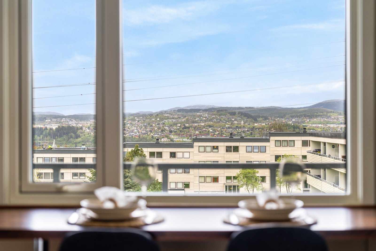 Fra kjøkkenvinduet nytes en praktfull utsikt mot bl.a. Gråkallen og området rundt. Galleribilde