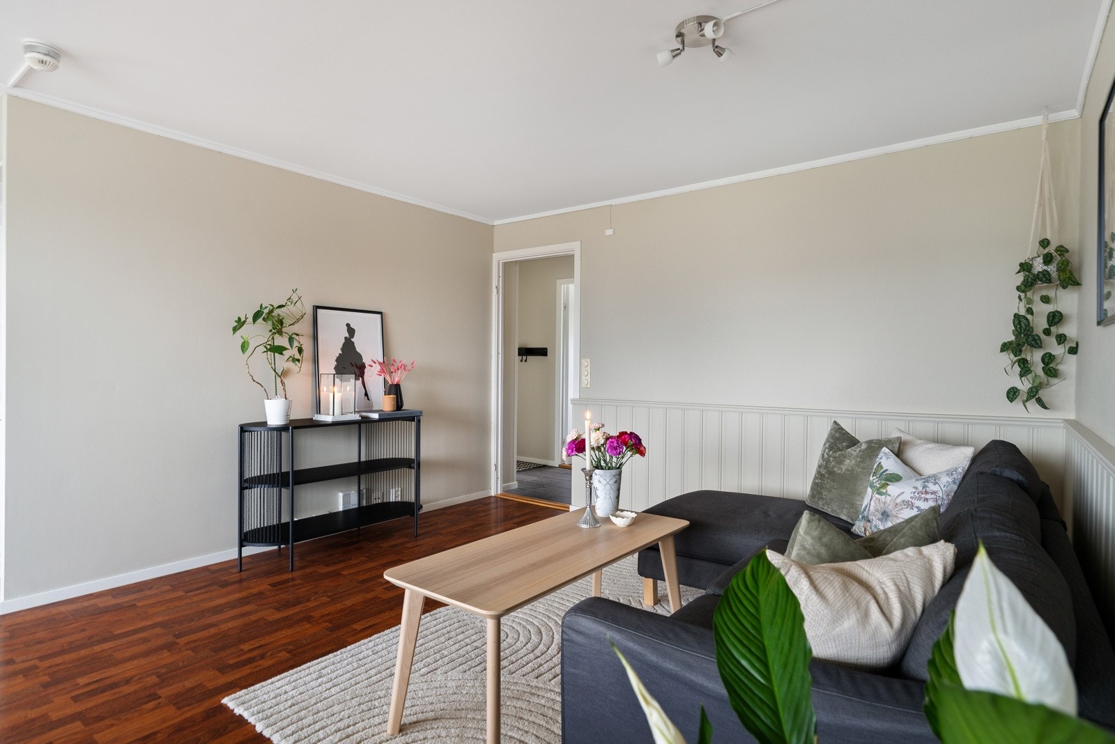 Det er opplegg for kabel-tv og internett i stuen som er inkludert i de månedlige felleskostnadene. Galleribilde