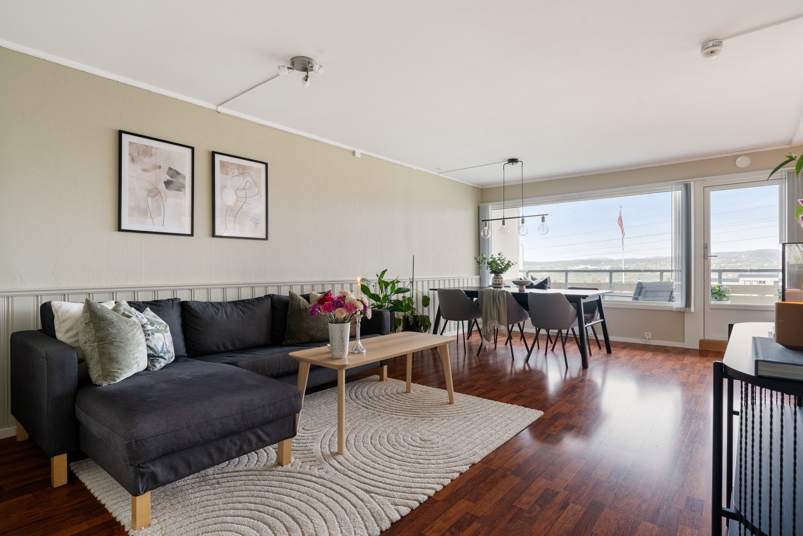 Proaktiv Eiendomsmegling ved Steinar Skaanes har gleden av å ønske velkommen til Arne Fjellbus veg 8B. Galleribilde