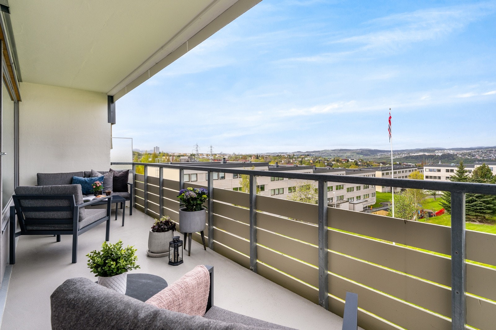 Fra stuen er det utgang til en vestvendt balkong på 12 kvm. Her kan solstrålene nytes fra sen formiddag til de siste soltimer på sommerstid. Galleribilde