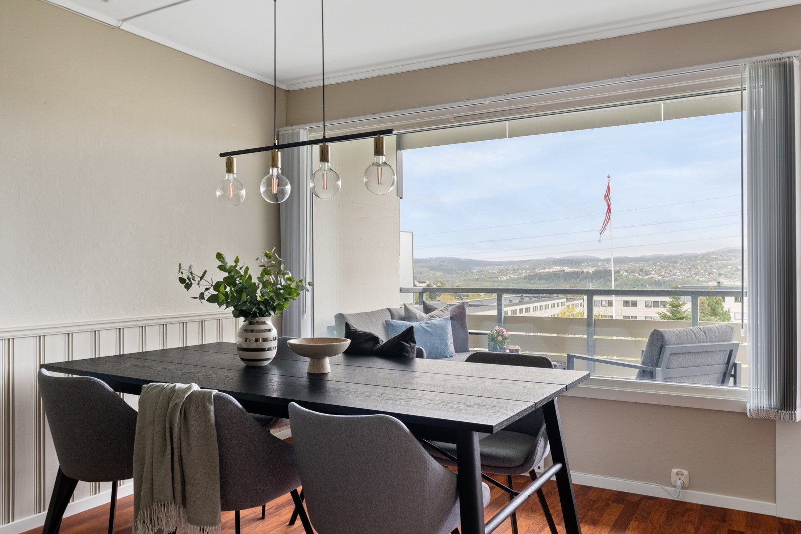 Her ligger alt til rette for å invitere venner og bekjente på hyggelige middagsselskaper. Galleribilde