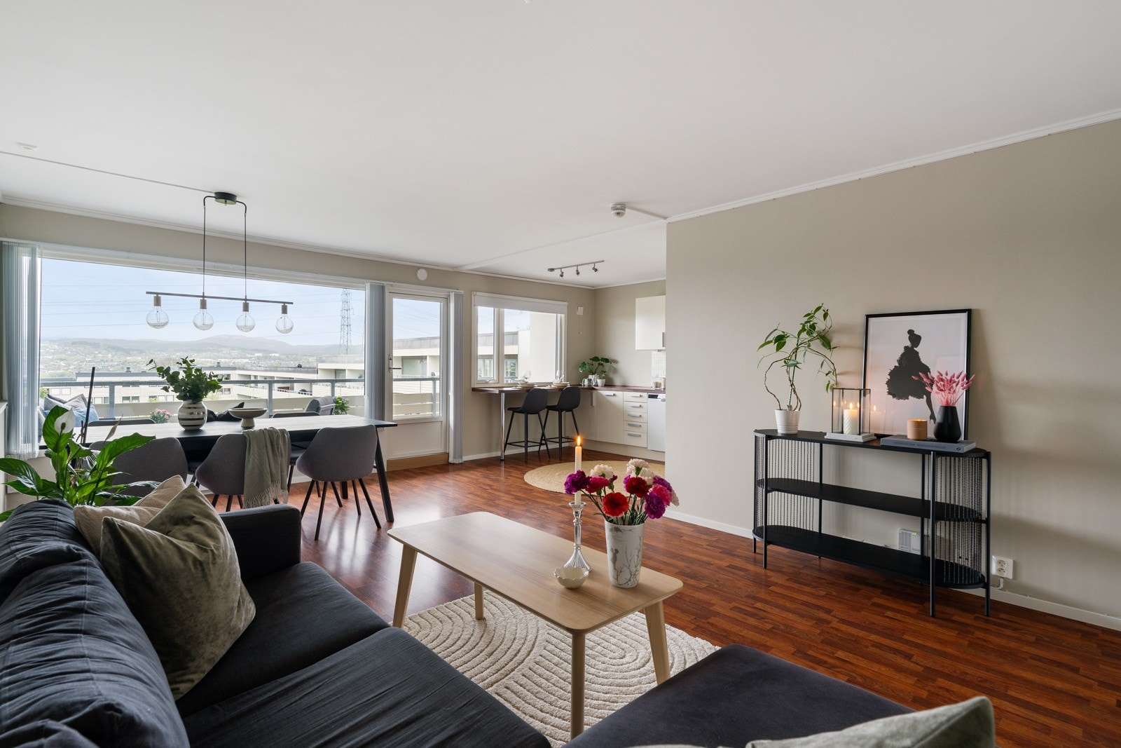 Stuen måler hele 25 kvm og nyter godt av mye naturlig innlys fra de store vindusflatene. Galleribilde