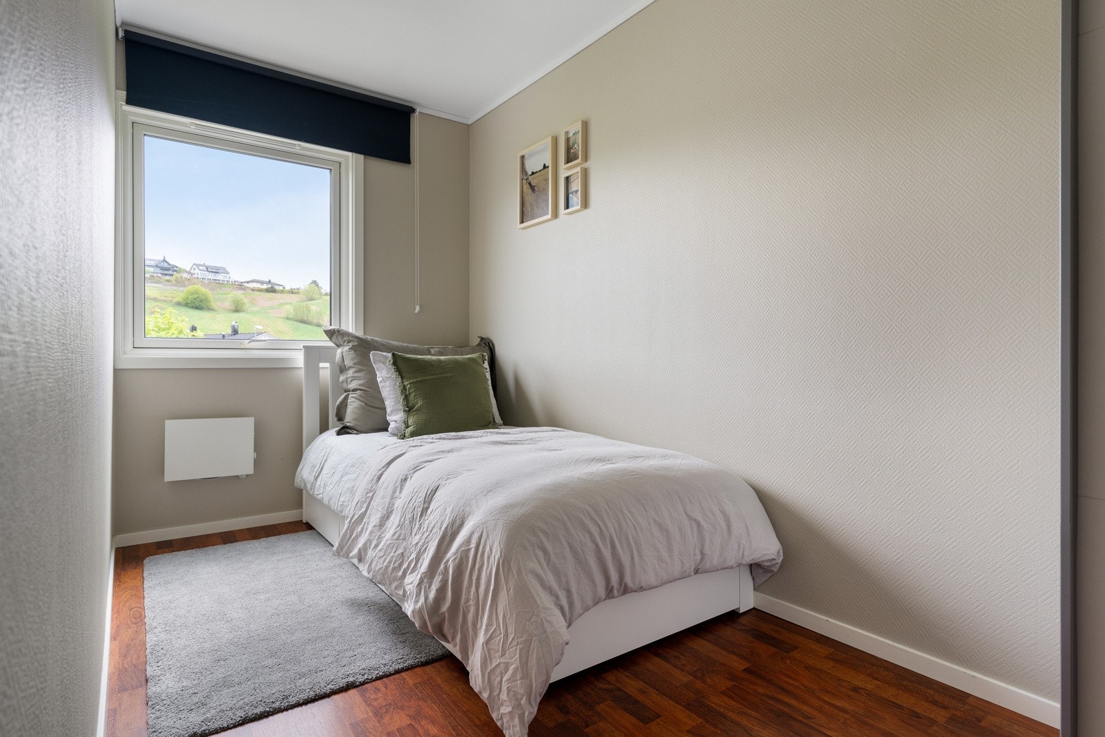 Soverom på 9 kvm med plass til seng og ulike garderobeløsninger. Galleribilde