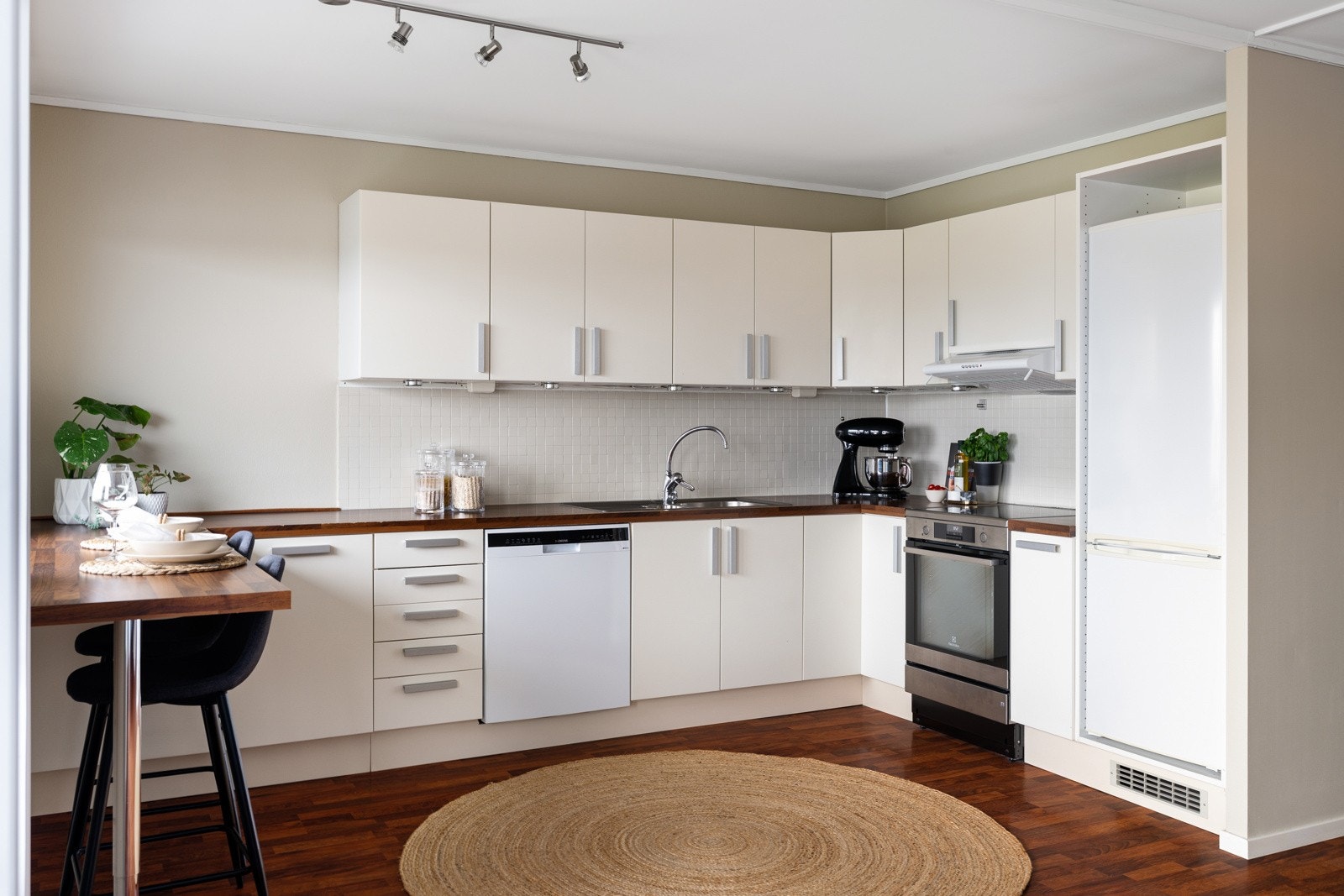 Hvitevarene på kjøkkenet medfølger handelen, og består av oppvaskmaskin, stekeovn med platetopp og kombinert kjøl- og fryseskap. Galleribilde