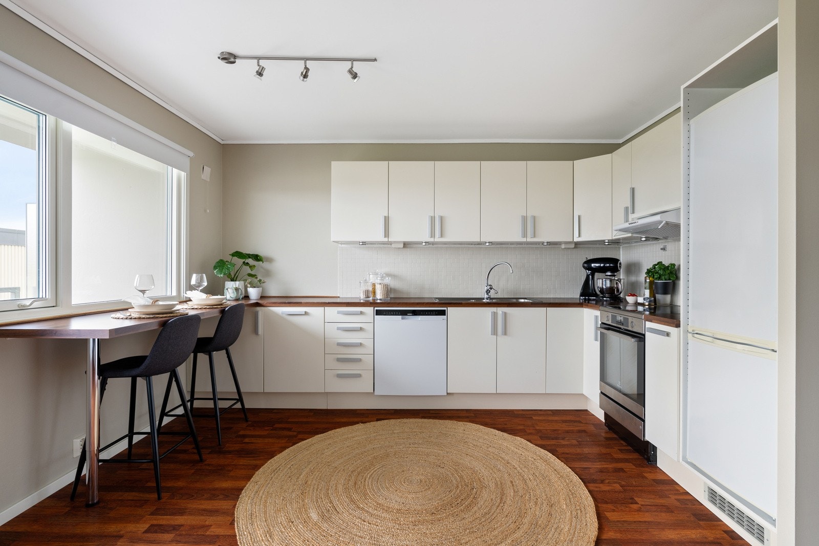 Kjøkkeninnredningen er innholdsrik, med god benkeplass og rikelig med oppbevaringsplass i både skuffer og skap. Galleribilde