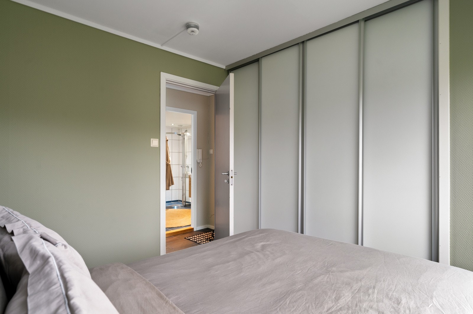 Det er rikelig med oppbevaringsplass i medfølgende skyvedørsgarderobe. Galleribilde