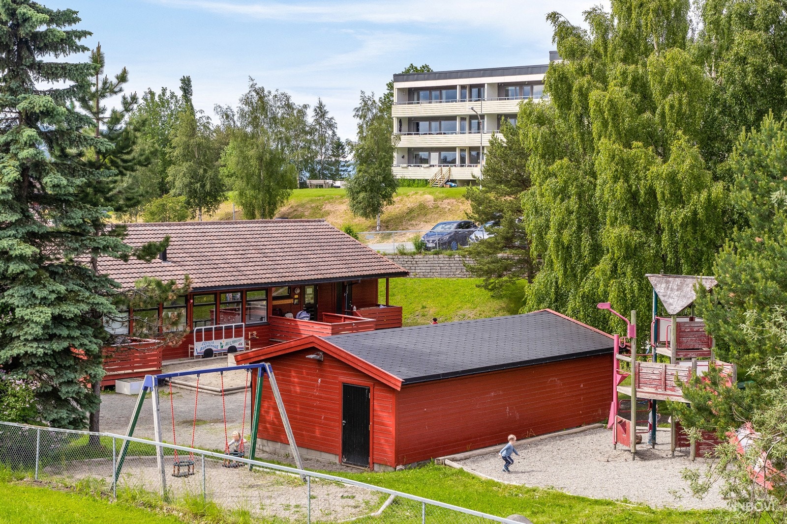 Området anses som familievennlig med lite trafikk, interne gangveier, samt lekeplasser og grøntområder like utenfor døra. Galleribilde