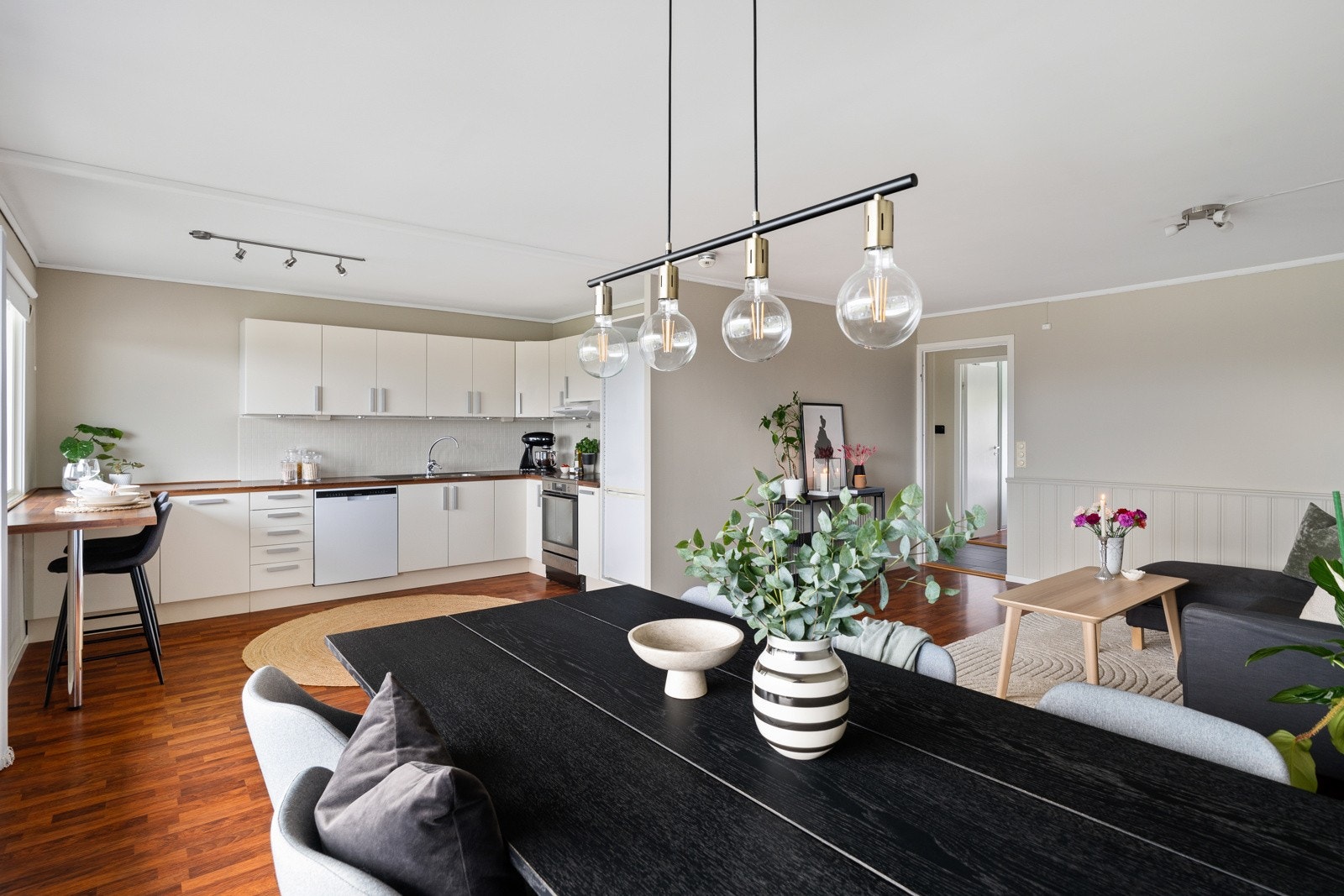 Rommets planløsning gir god plass til et stort spisebord, sofagruppe og mediemøblement. Galleribilde