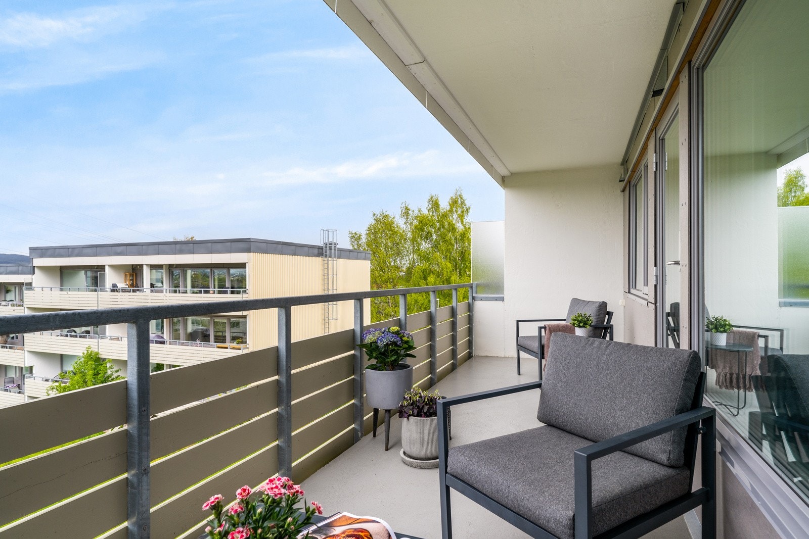 Balkongens størrelse gir god plass til flere sittegrupper og grillen, noe som gjør dette til et areal man garantert vil sette pris på om sommeren. Galleribilde