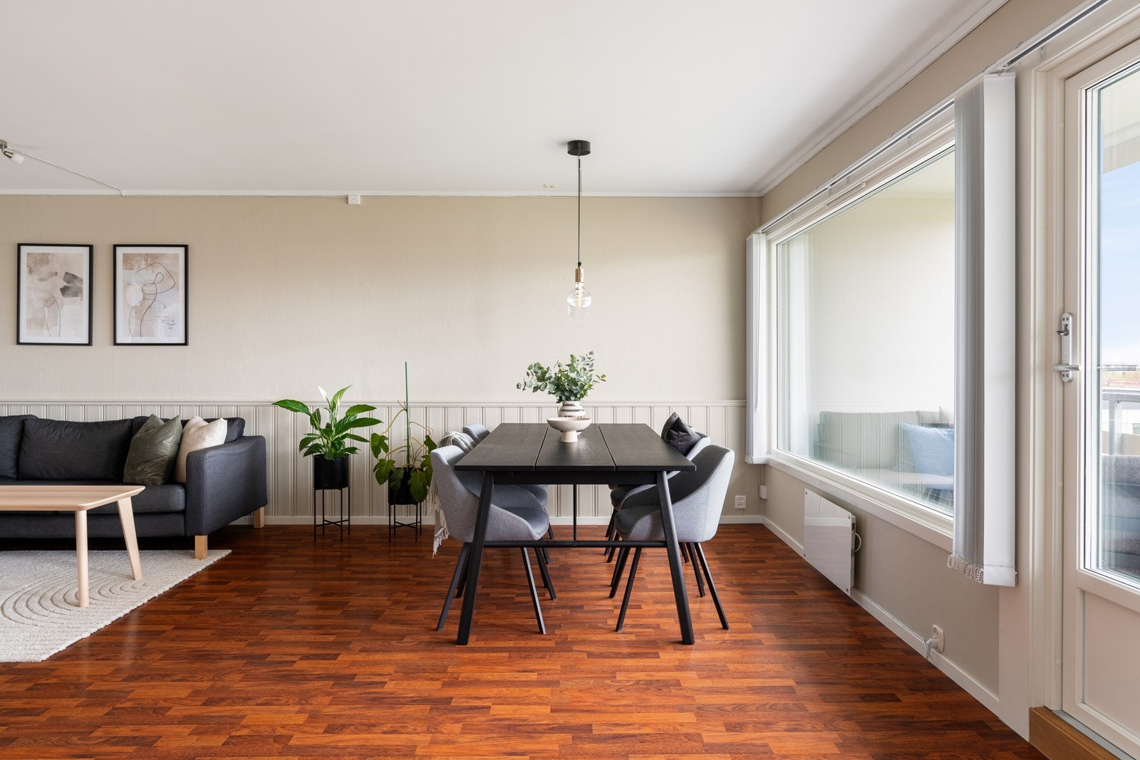 I overgangen mellom stue og kjøkken har man god plass til en stor spisegruppe. Galleribilde