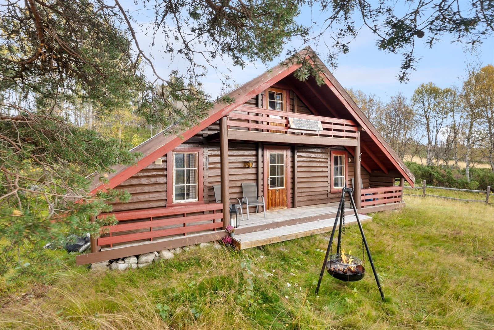 Hytta har solcelleanlegg og bilvei helt fram. Vann medbringes. Utedo i uthuset. Galleribilde