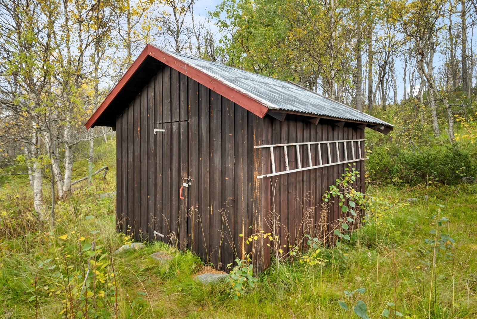 I tillegg til hytta står det et uthus på eiendommen. Uthuset har lagerplass samt utedo. Galleribilde