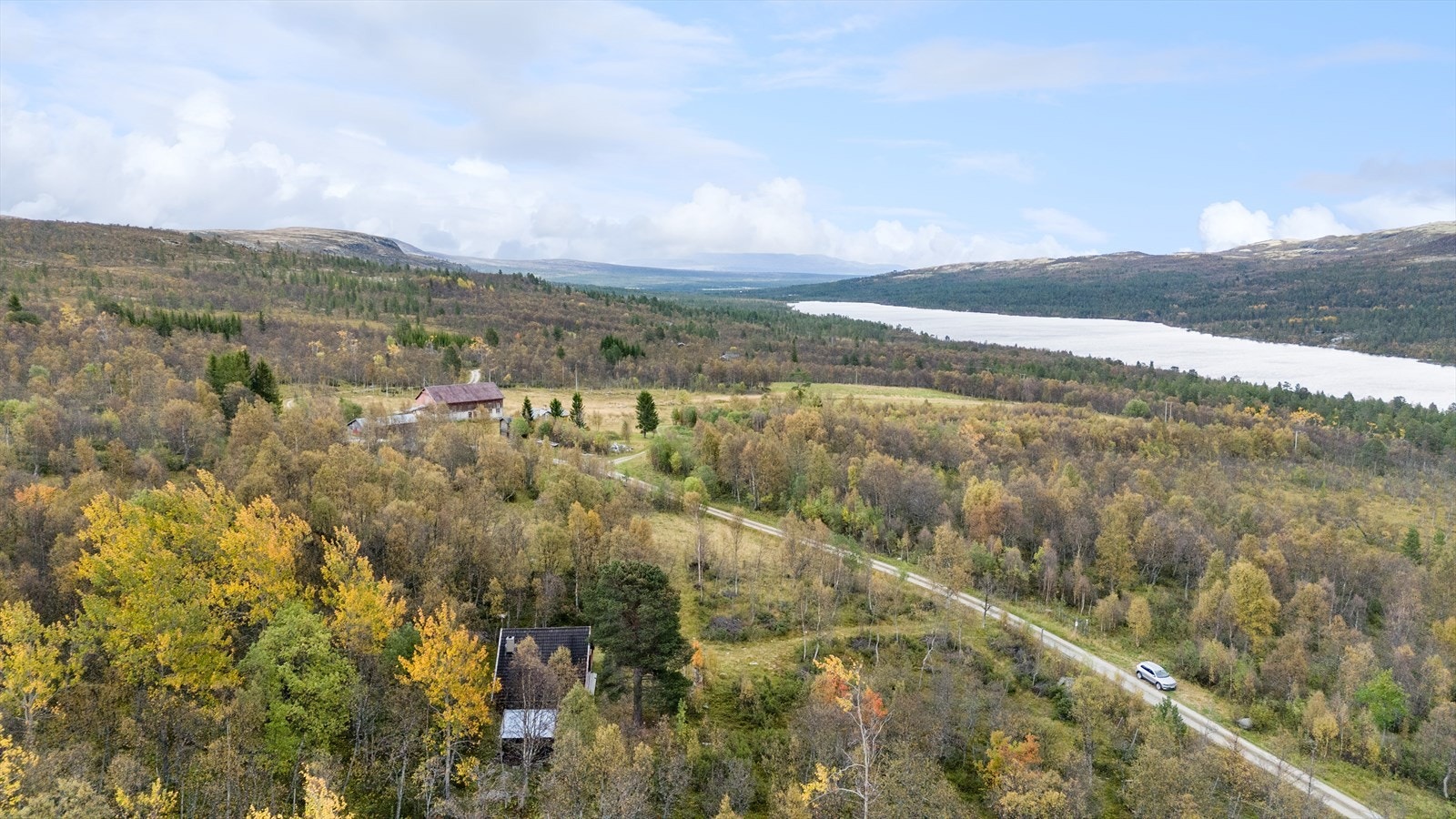 Eiendommen ligger i et fantastisk naturlandskap med flotte muligheter for fjellturer, bærplukking, jakt og fiske. Galleribilde