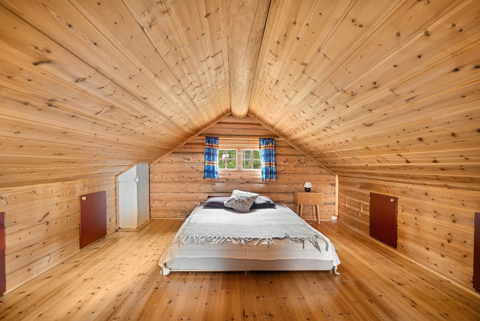 Oppe på hemsen er det et stort rom. Galleribilde