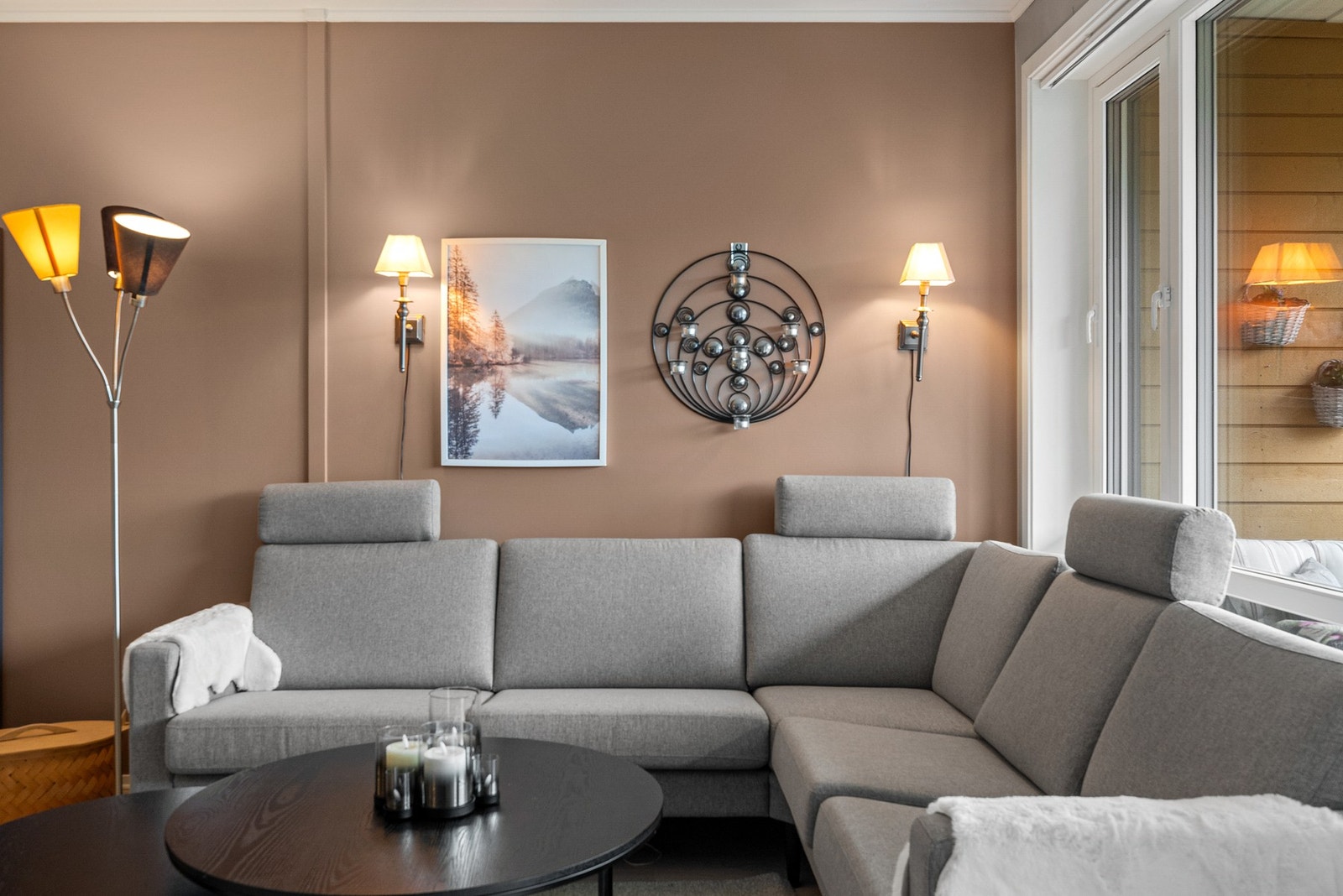 Dette er også inkludert i de månedlige felleskostnadene: Avgift for renter, drift/løpende vedlikehold, kommunale avgifter, felles energi og felles bygningsforsikring. Galleribilde