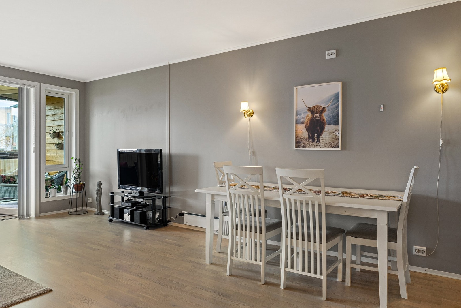 Gode møbleringsmuligheter for tv-stue, spisebord med tilbehør. Galleribilde
