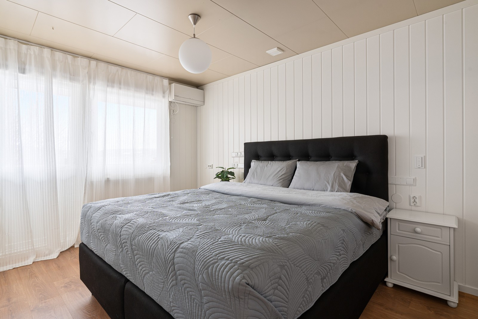 Romslig hovedsoverom som har god plass til seng, nattbord og eventuelle garderobeskap etter behov.