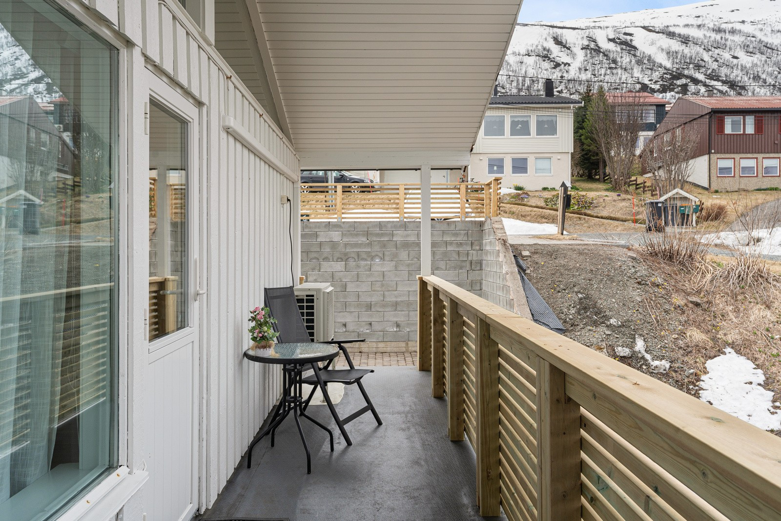 Veranda mot sør. Utgang fra stuen.