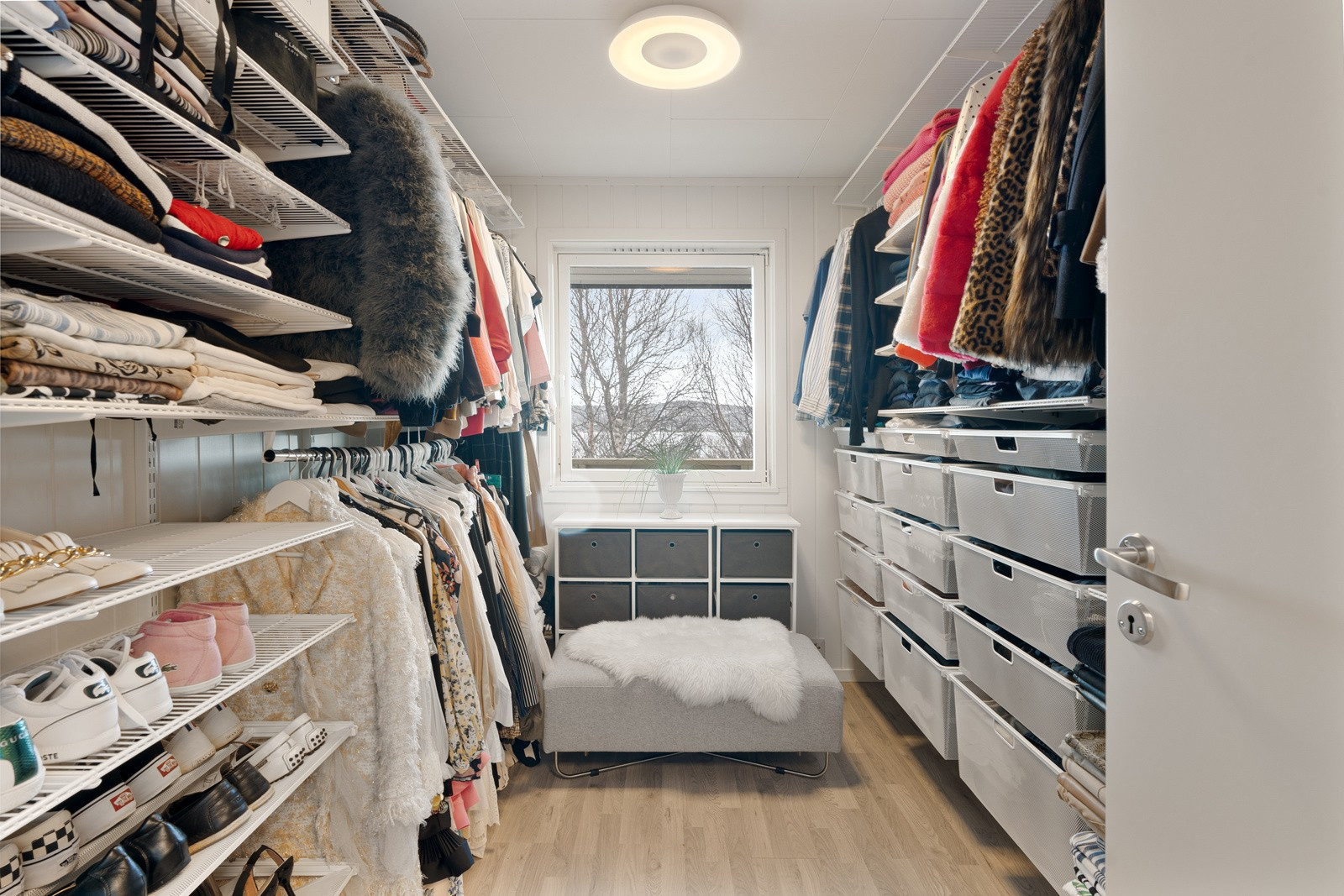 Praktisk walk-in garderobe. Opprinnelig et soverom.