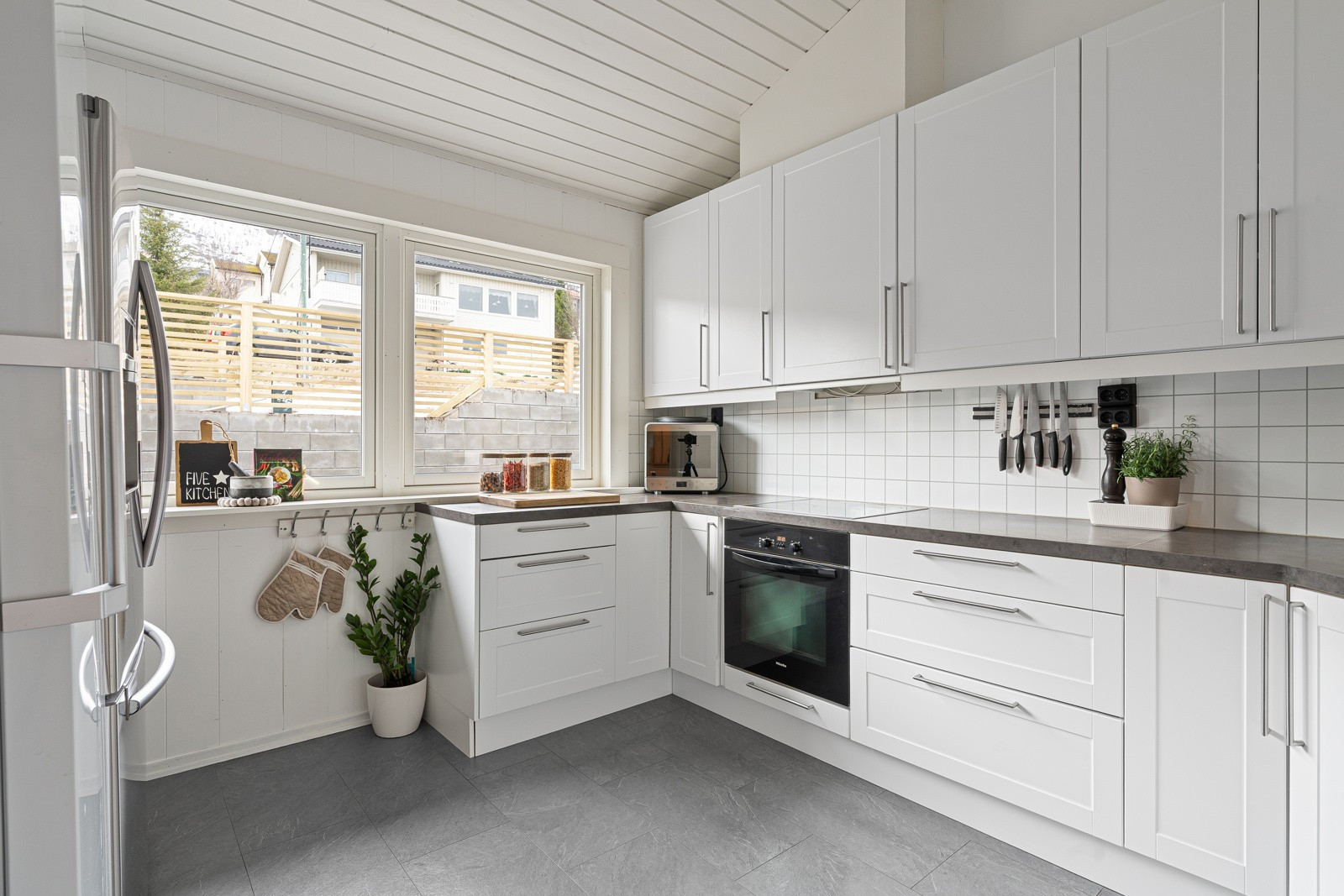 Kjøkkenet fremstår som tidløst og moderne.