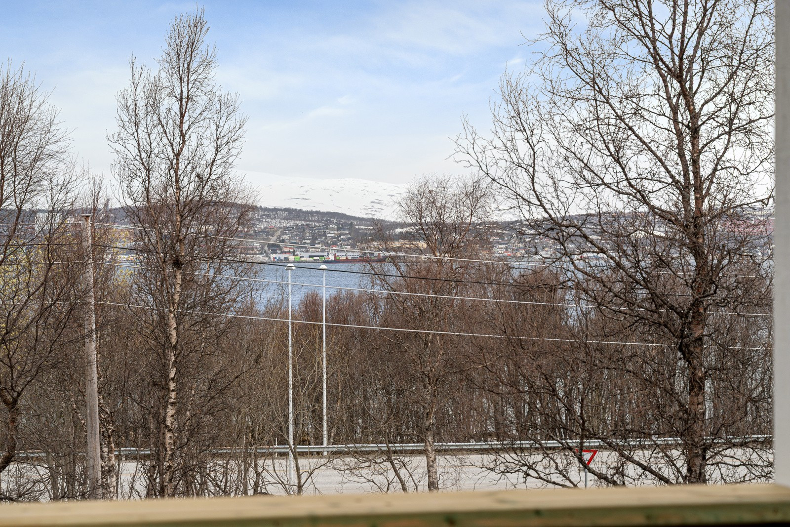 Kveldssol og utsikt mot sundet i vest.
