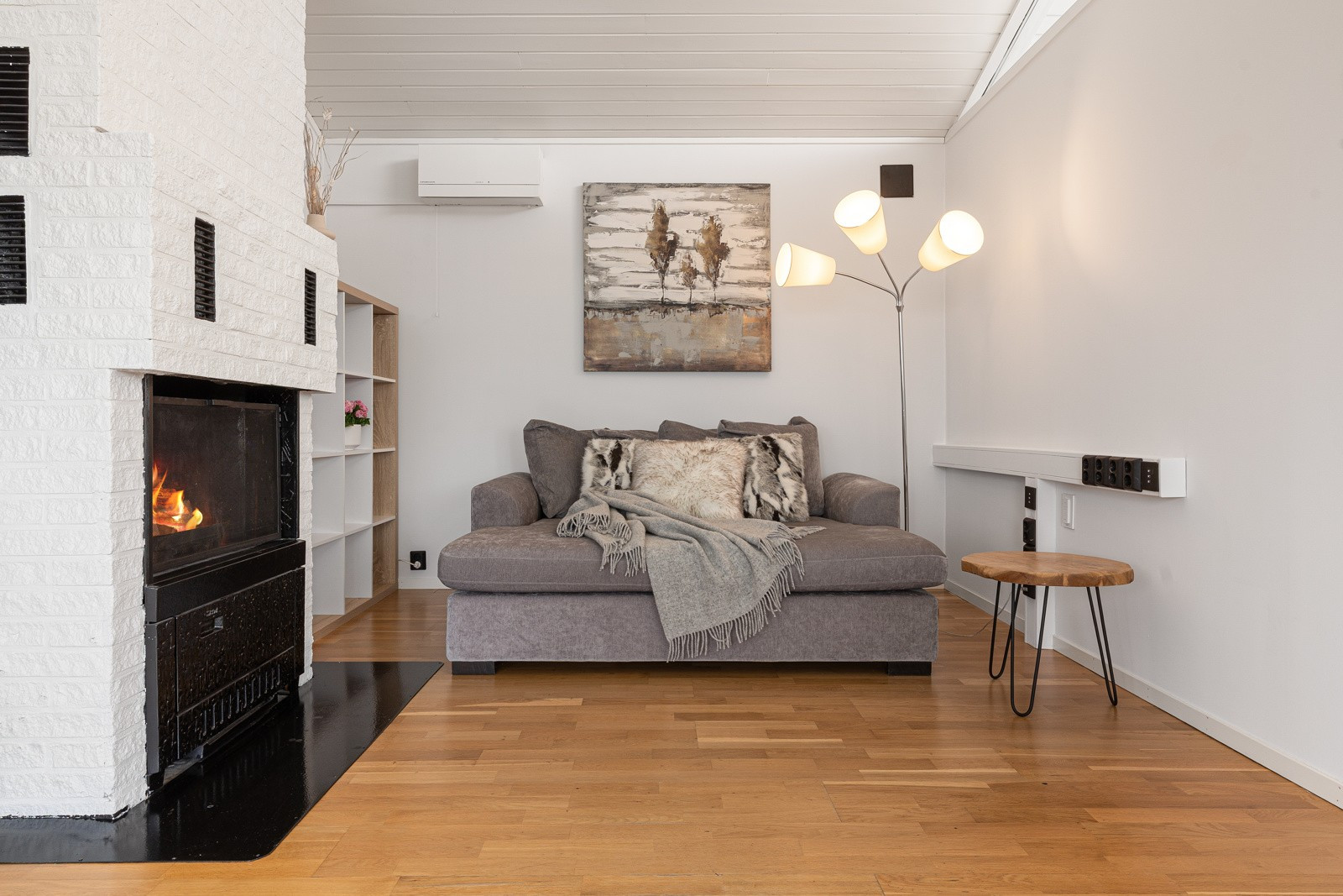 Gode møbleringsmuligheter i stua, med plass til sofa, spisestue eller flere sittegrupper, TV-benk og tilhørende møblement.