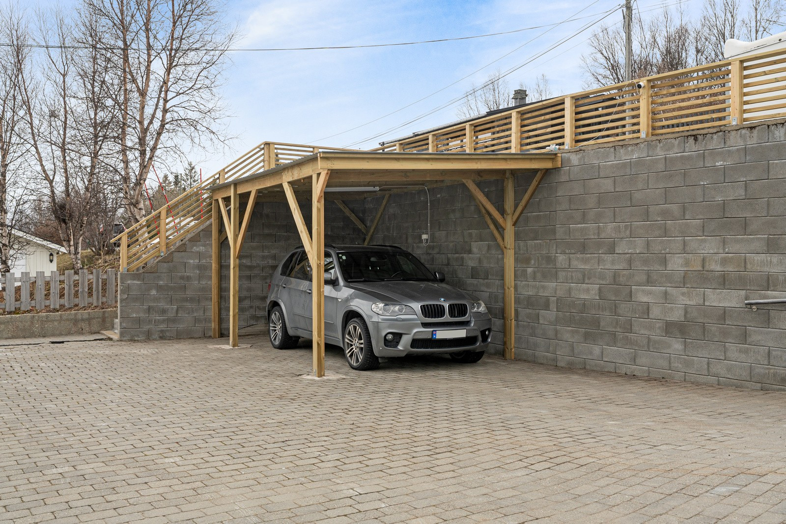 God plass til biloppstilling på tomta. Carport oppført i år 2024. Det følger av sameiets vedtekter at arealet tilhører denne boligseksjonen.