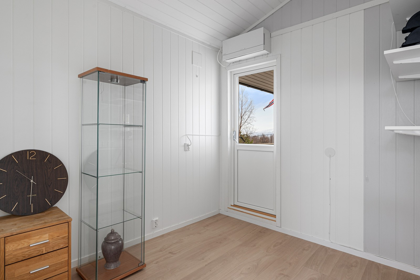 Innredet kontor mellom stue og veranda.
