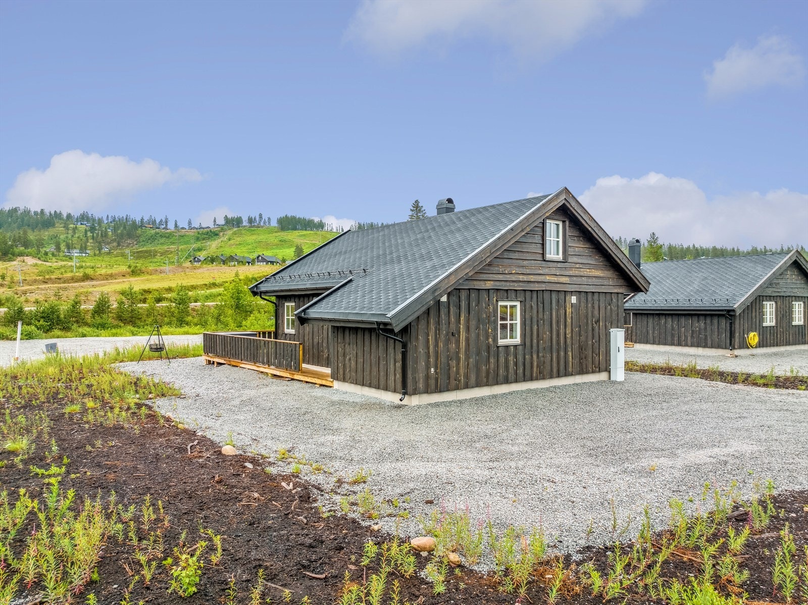 Hytta er velholdt, moderne utført og har en lun og god atmosfære som bør oppleves. Tomten ligger sentralt og er et perfekt utgangspunkt for en aktiv familie. Her ser du opp til alpinanlegget. Galleribilde