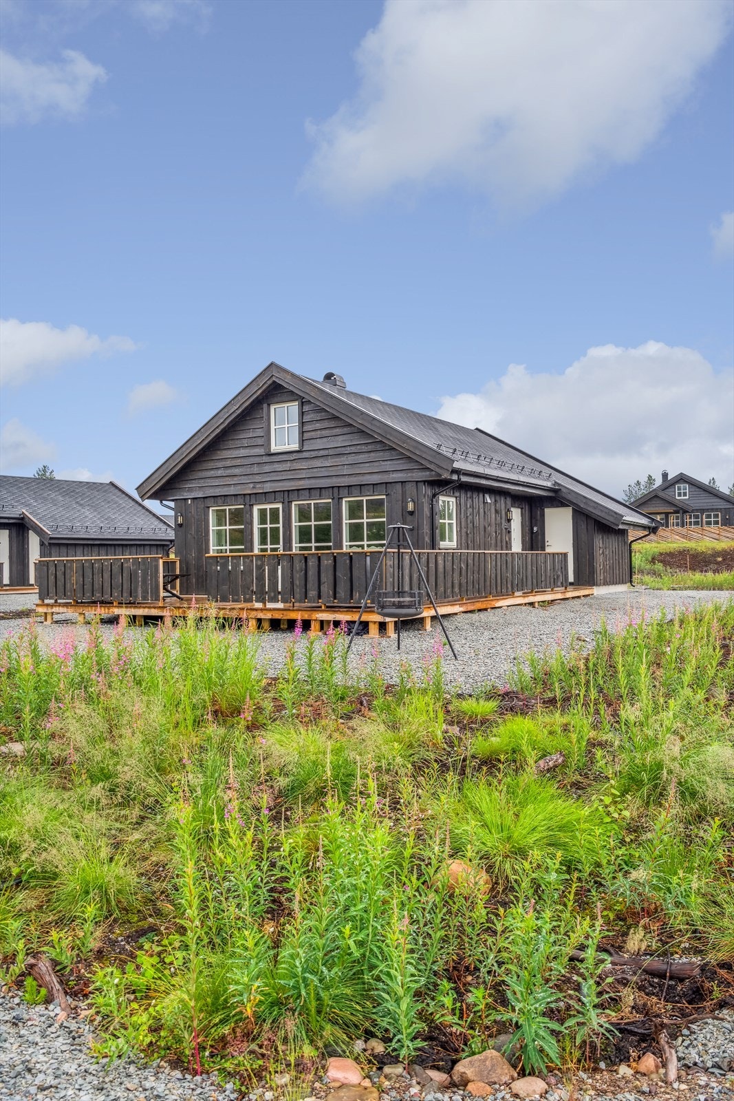 Drømmer du om en hytte for deg og dine bør du absolutt oppleve denne i Midtre Sportsveien 11. Her ligger alt tilrette for koselige fridager med familie og venner. Galleribilde