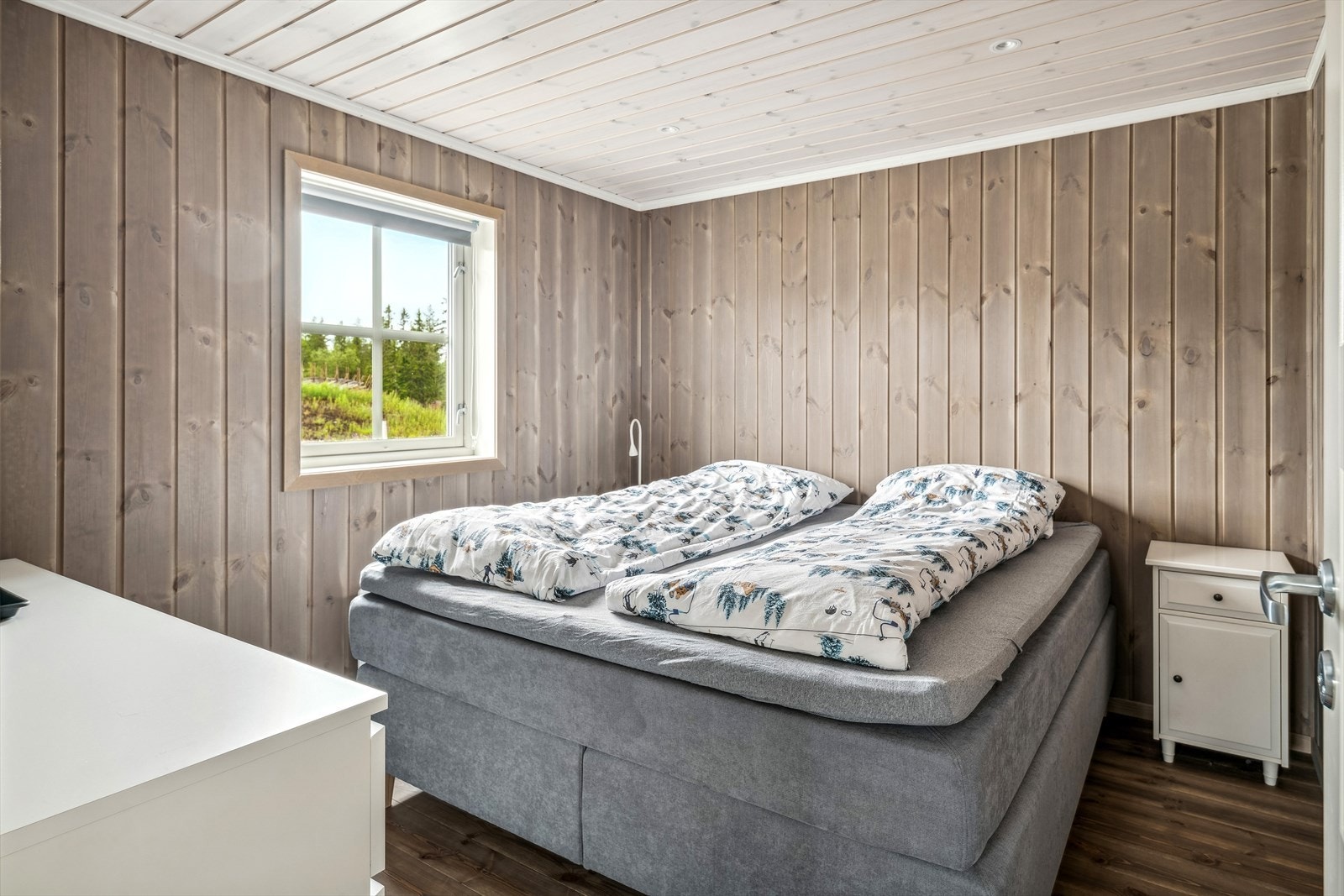 Begge soverom har plass for dobbeltseng, nattbord og oppbevaringsløsninger. Begge soverom med downlights i tak. Galleribilde