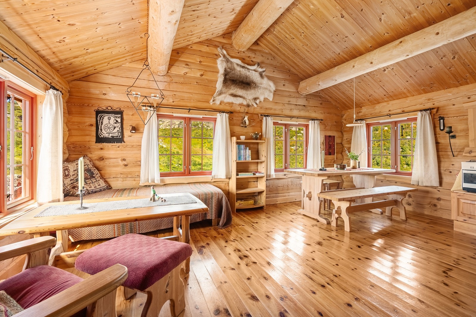 Den gode takhøyden gir ekstra god romfølelse. Galleribilde