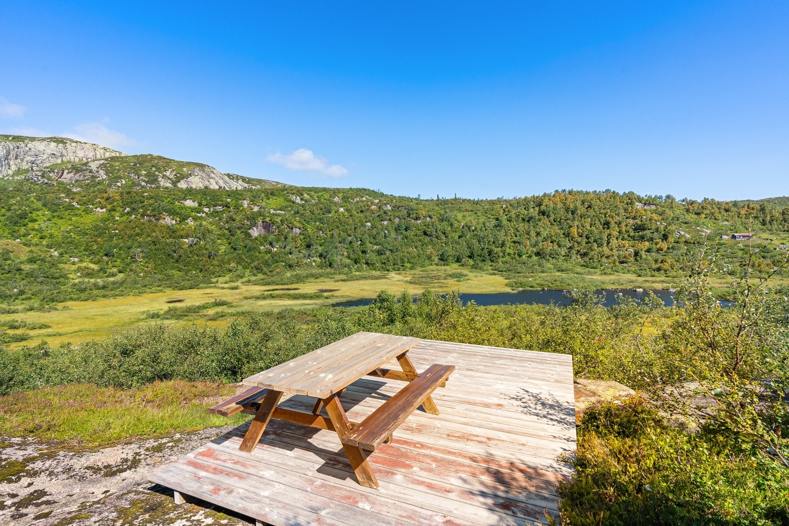 Det er anlagt en platting utenfor - utebordet følger med i handelen. Galleribilde