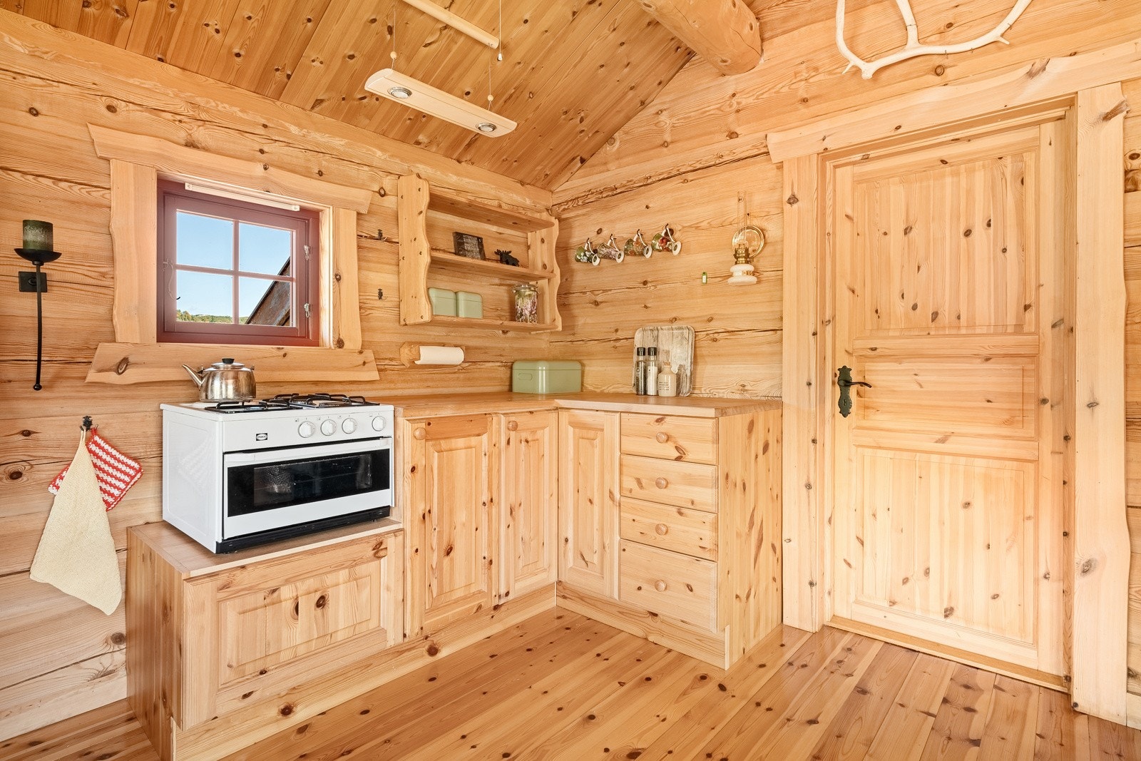 12 volts belysning, solcellepanel på taket. Galleribilde