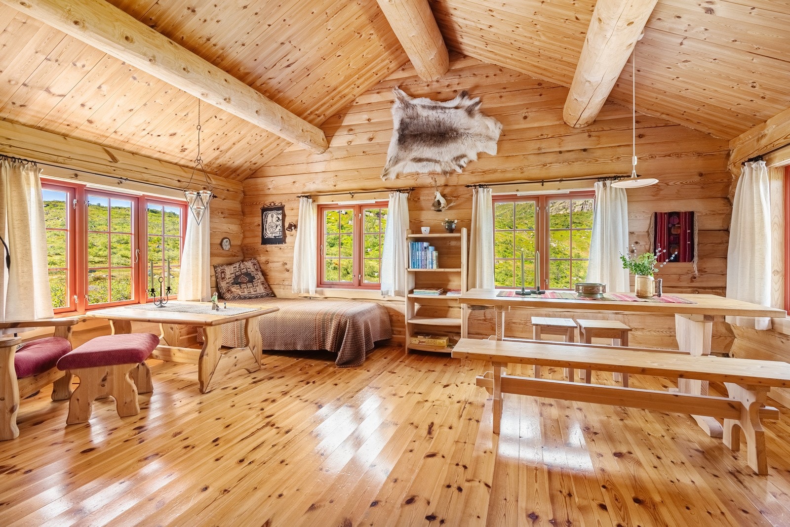 Ei koselig laftehytte - alle vinduene gir meget gode lysforhold, og framhever de flotte omgivelsene. Galleribilde